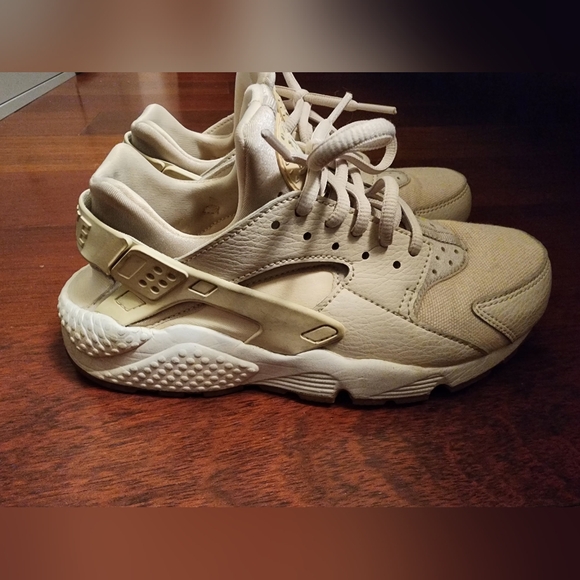 Nike Air Hurache Women' size 7 (feels like 6.5) - Picture 1 of 5
